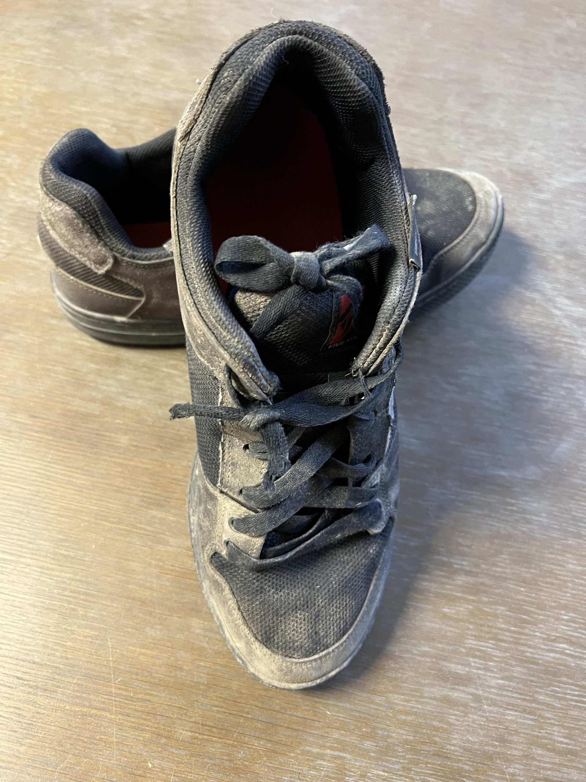 Replacing mountain bike shoe laces
